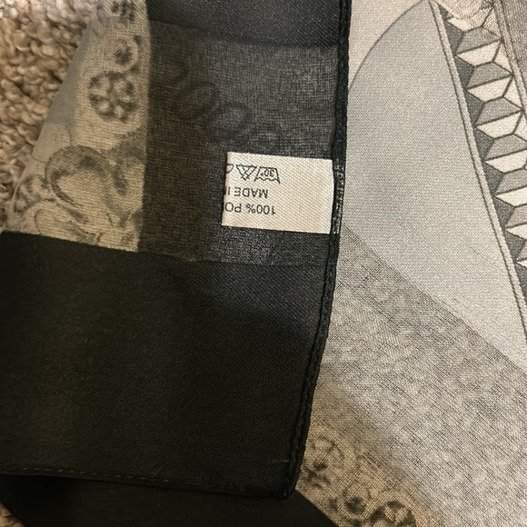 Assisi Italian landmarks of Italy on polyester scarf grey black and white nwot - Picture 9 of 15